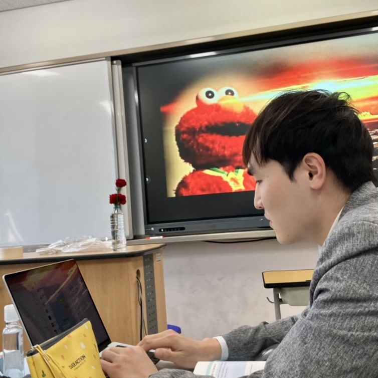 여러분들도 머리가 아플 땐 유튜브에 '이마트'를 검색하시고 5시간짜리 영상을 틀고 노동요로 즐겨보세요.